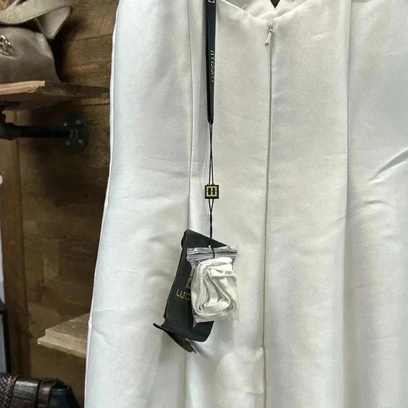 Wedding Gown Size 6 New with tags - Picture 7 of 11